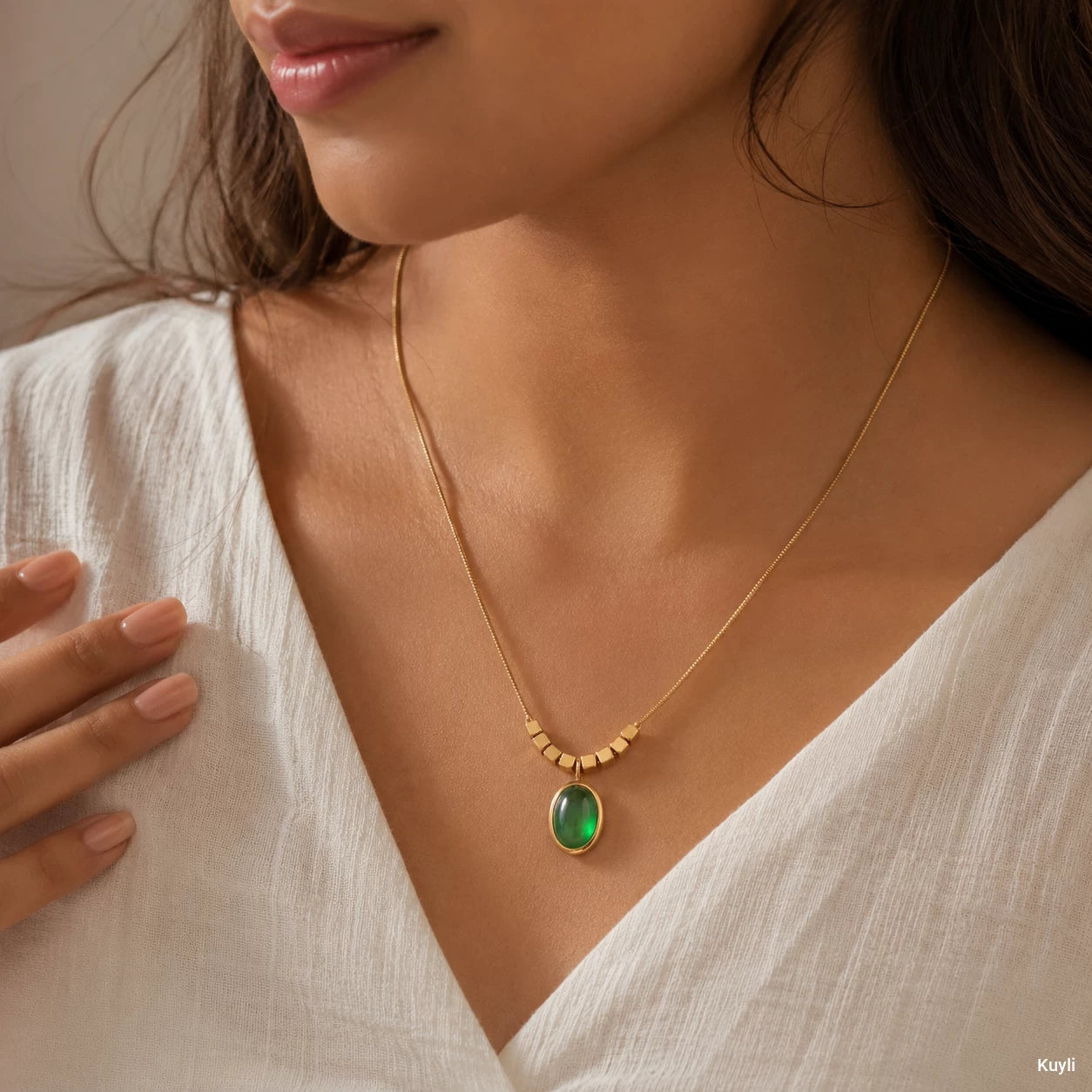 Elegant Green Oval Pendant